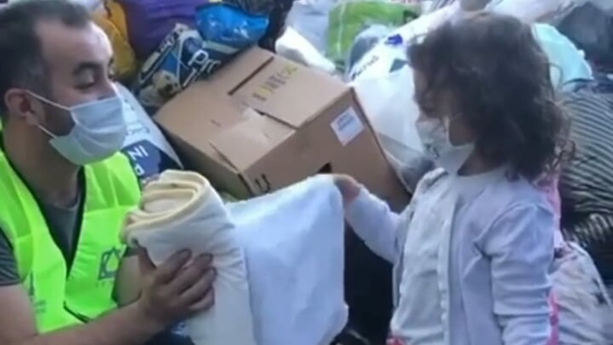 İzmir'de battaniyesini depremzedelere veren çocuk, yürekleri ısıttı