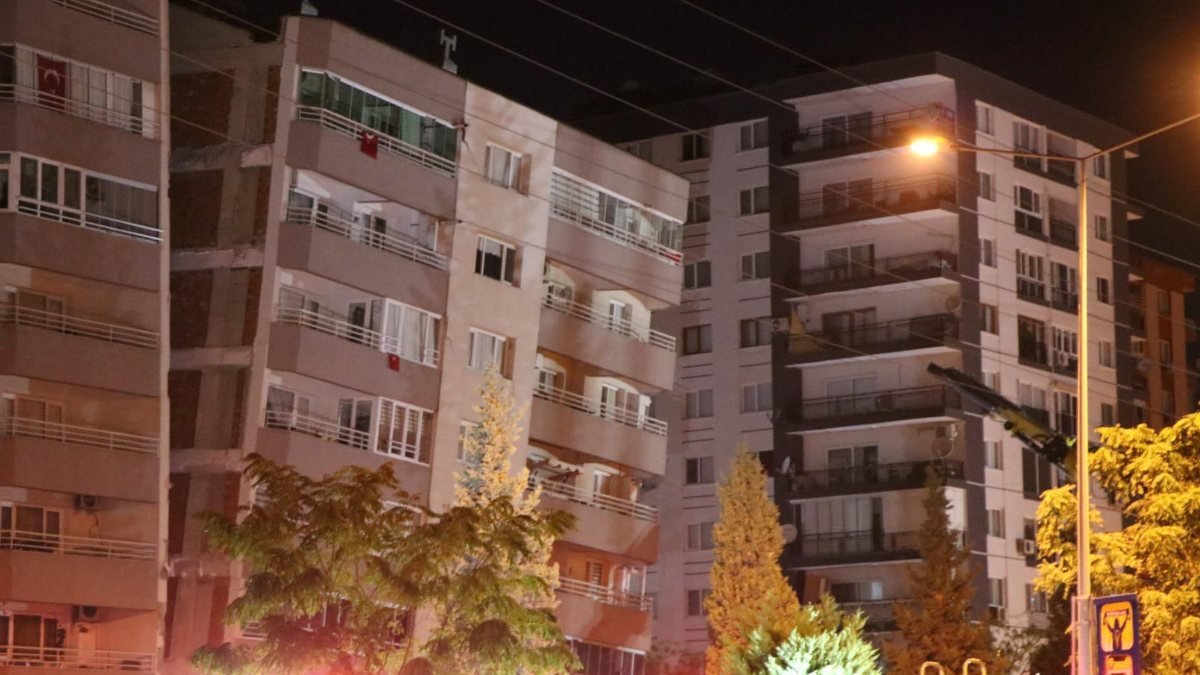 Bayraklı’daki Yılmaz Erbek Apartmanı'nda yıkım başladı
