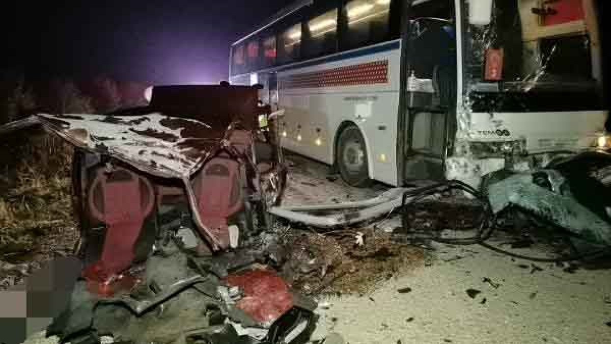 Bursa'da çarpışma sırasında yola fırlayan 2 genç öldü