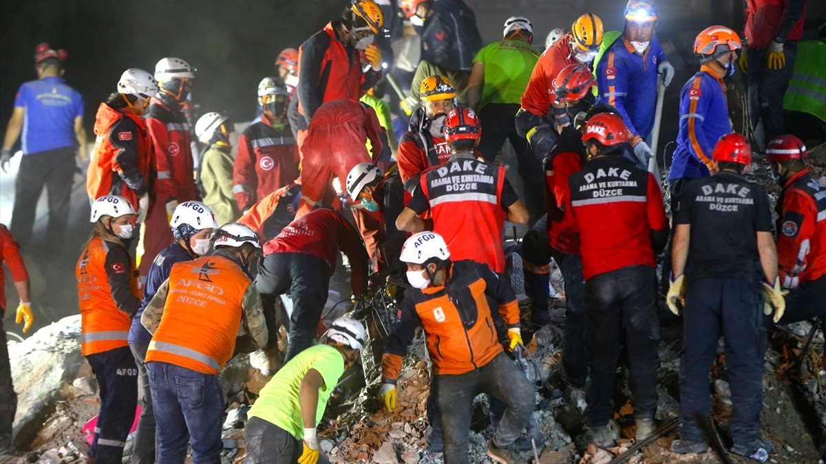 Kurtarma gönüllüleri, depremlerdeki tecrübeleriyle İzmir'e koştu