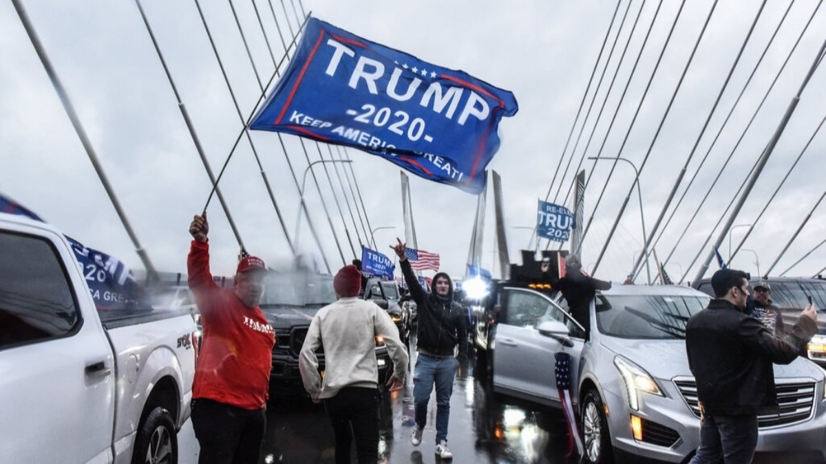 Trump destekçileri yolları trafiğe kapattı