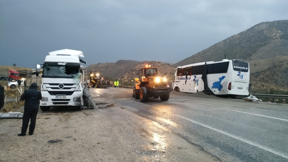 Bitlis'te tır ile yolcu otobüsü çarpıştı