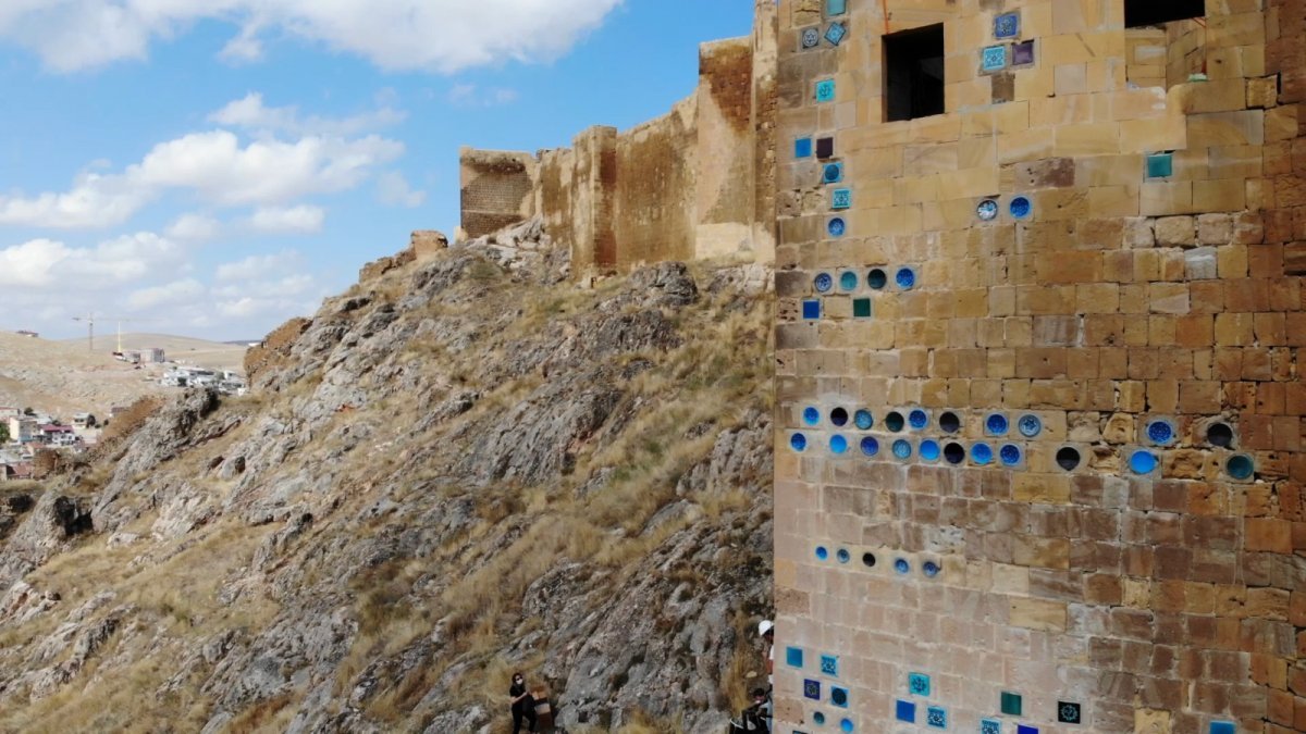 Bayburt’ta 800 yıllık çini örnekleri, kale surlarına yerleştiriliyor