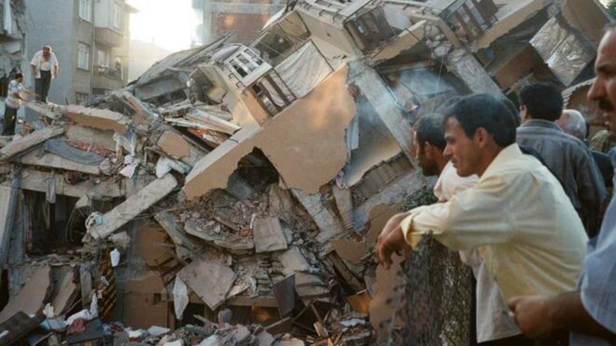 32. Gün belgeselinden unutulmaz 1999 depremi görüntüleri
