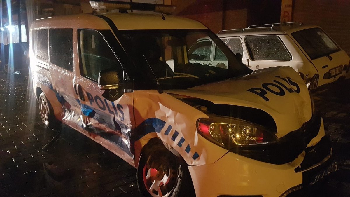 Hatay'da mültecileri taşıyan araç polis ekibine çarptı