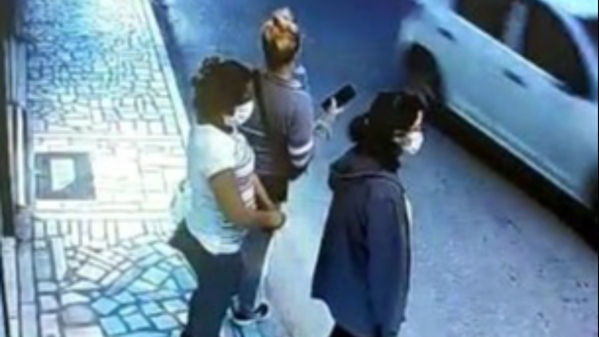 Bursa'da otobüs bekleyen genç kızın cep telefonunu çaldılar
