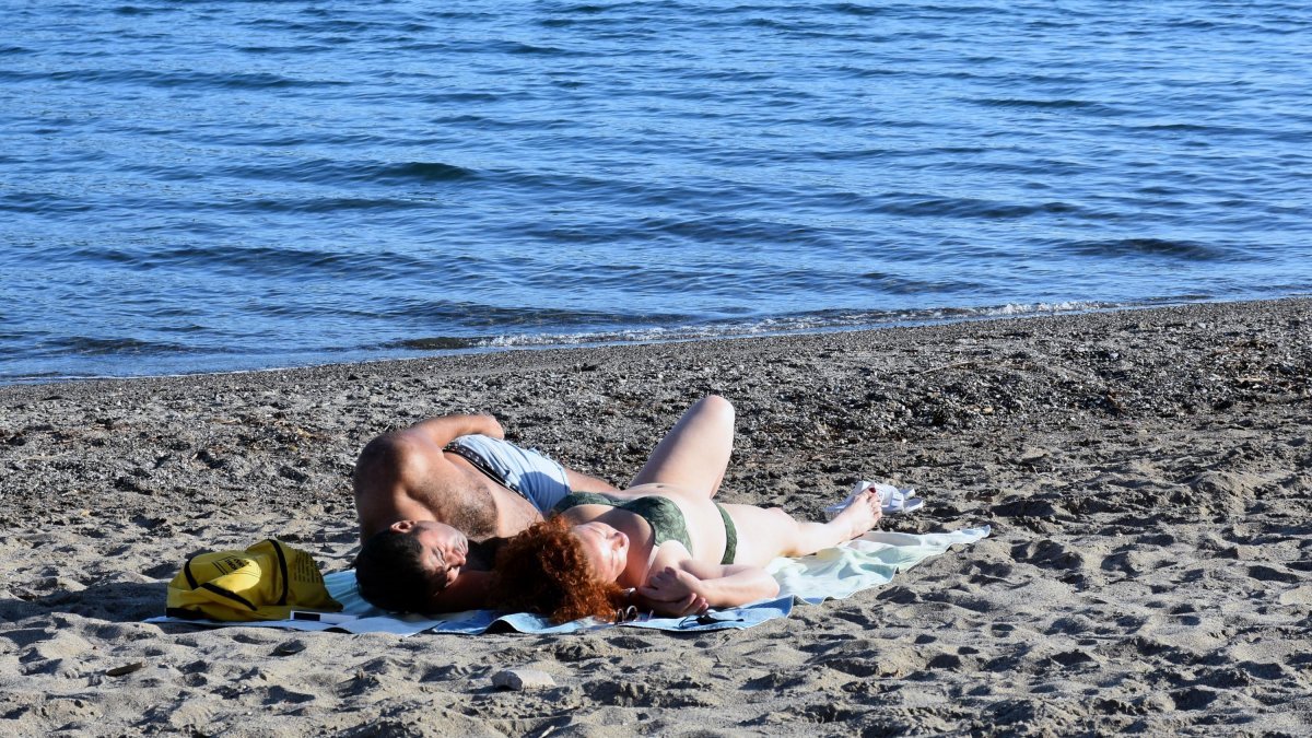 Marmaris’te pastırma yazı: Denize girip, plajda güneşlendiler