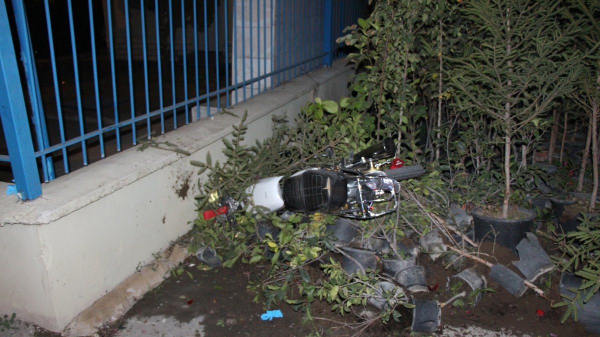Tokat’ta şehitlik duvarına çarpan motosiklet sürücüsü öldü