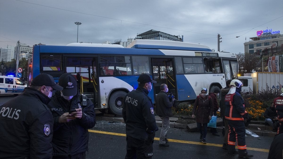 Ankara'da iki otobüs kaza yaptı: 17 yaralı