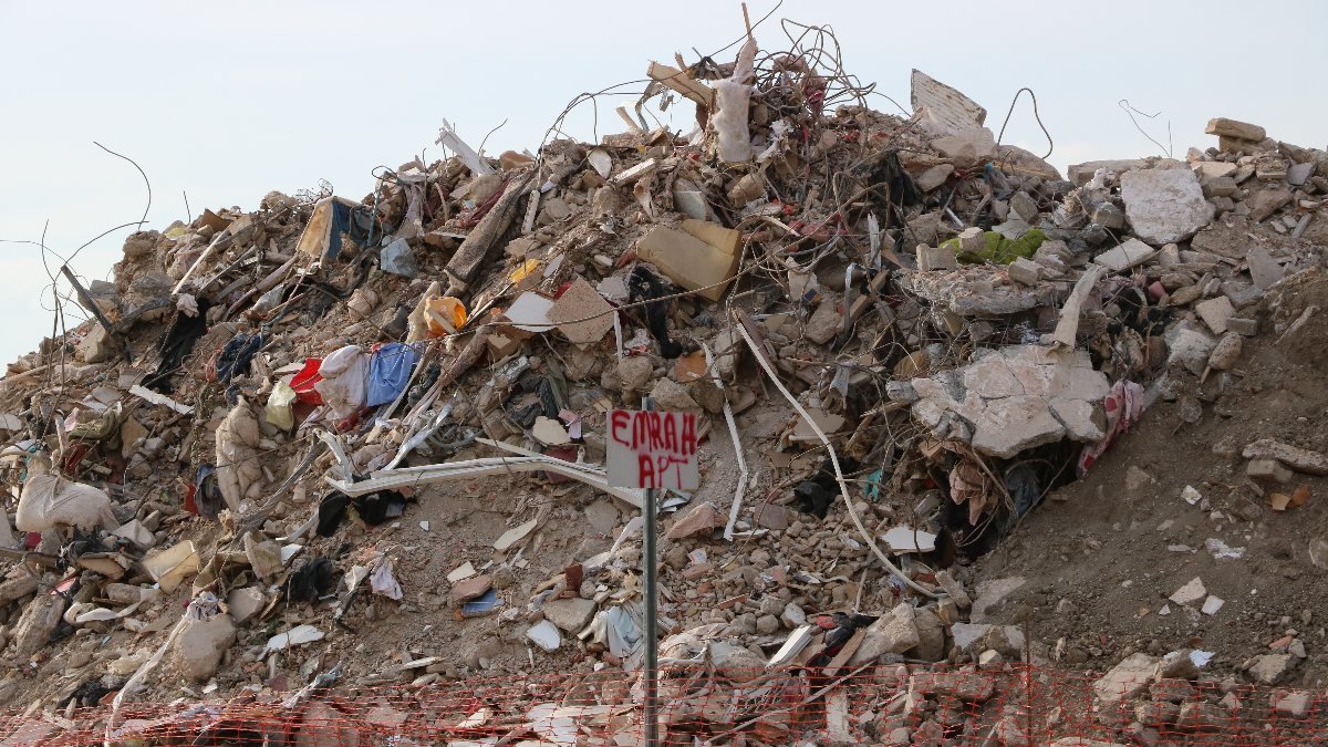 İzmir'de 114 kişiye mezar olan moloz yığınları havadan görüntülendi