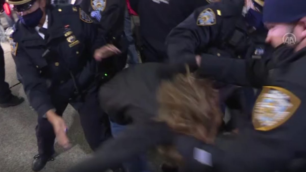 New York polisinden kadın göstericiye yumruk
