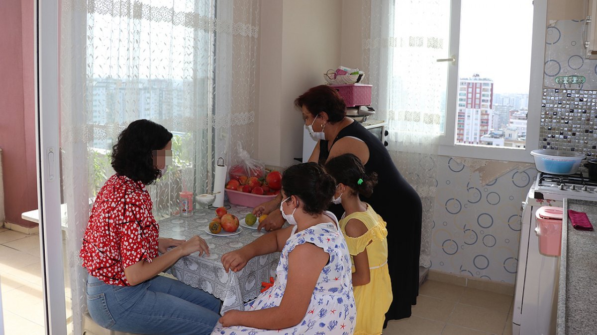 Adana'da yalnız yaşayan kadın, üç kız kardeşe anne oldu