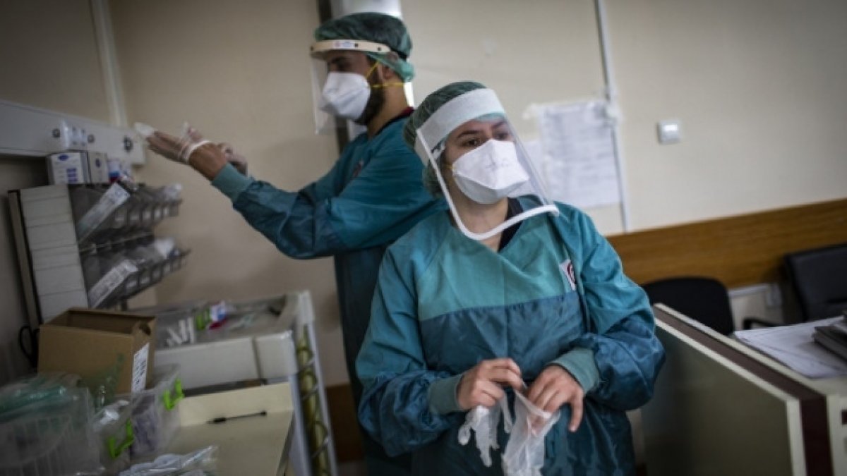 Koronavirüse yakalanan 10 kişiden biri sağlık çalışanı