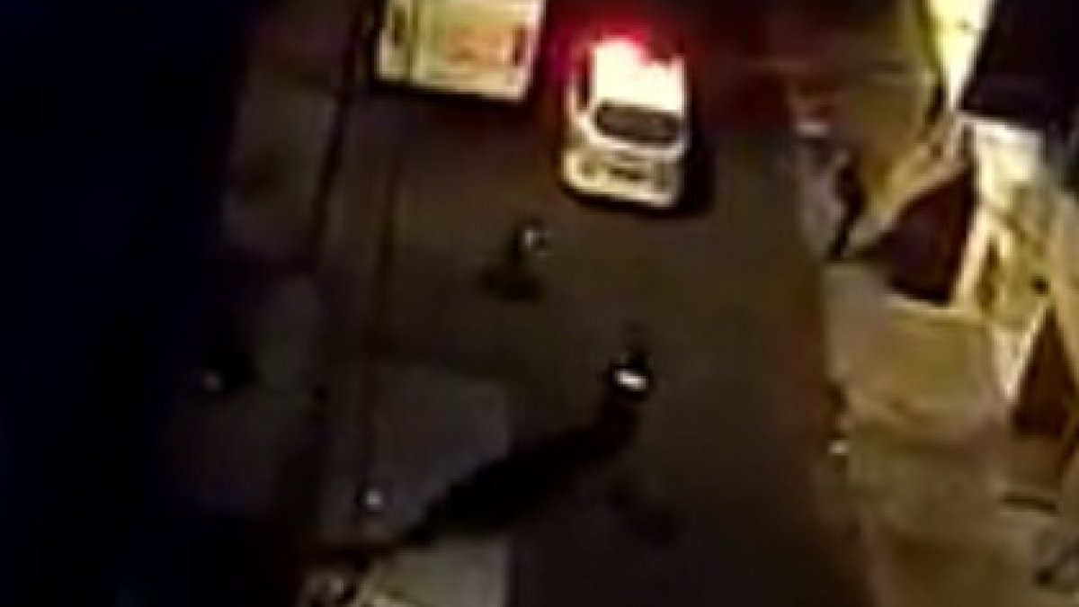 Arnavutköy'de bıçaklı saldırganı polis bacağından vurdu