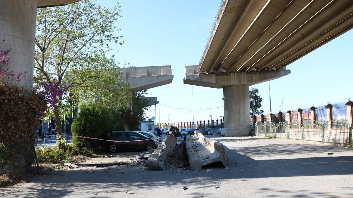 İzmir depreminde beton blokların araçların üzerine düşme anı