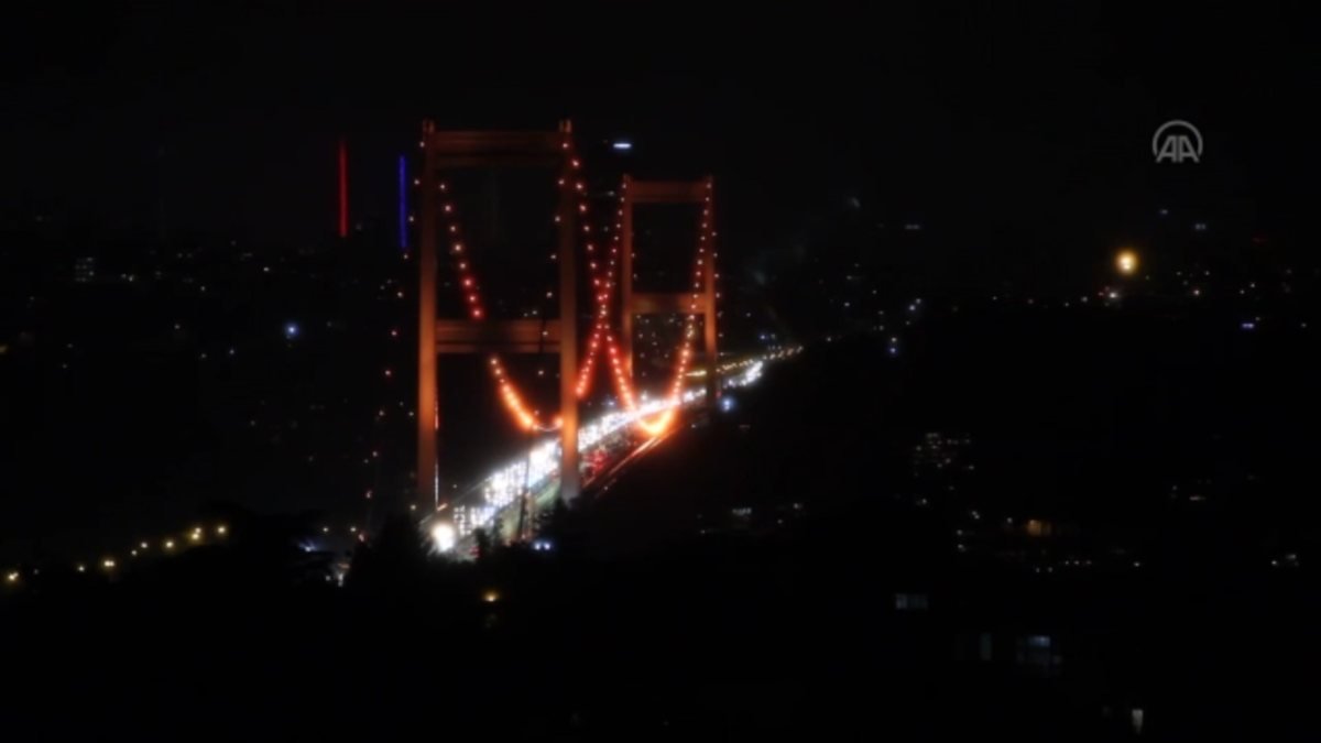 Fatih Sultan Mehmet Köprüsü turuncu renge büründü
