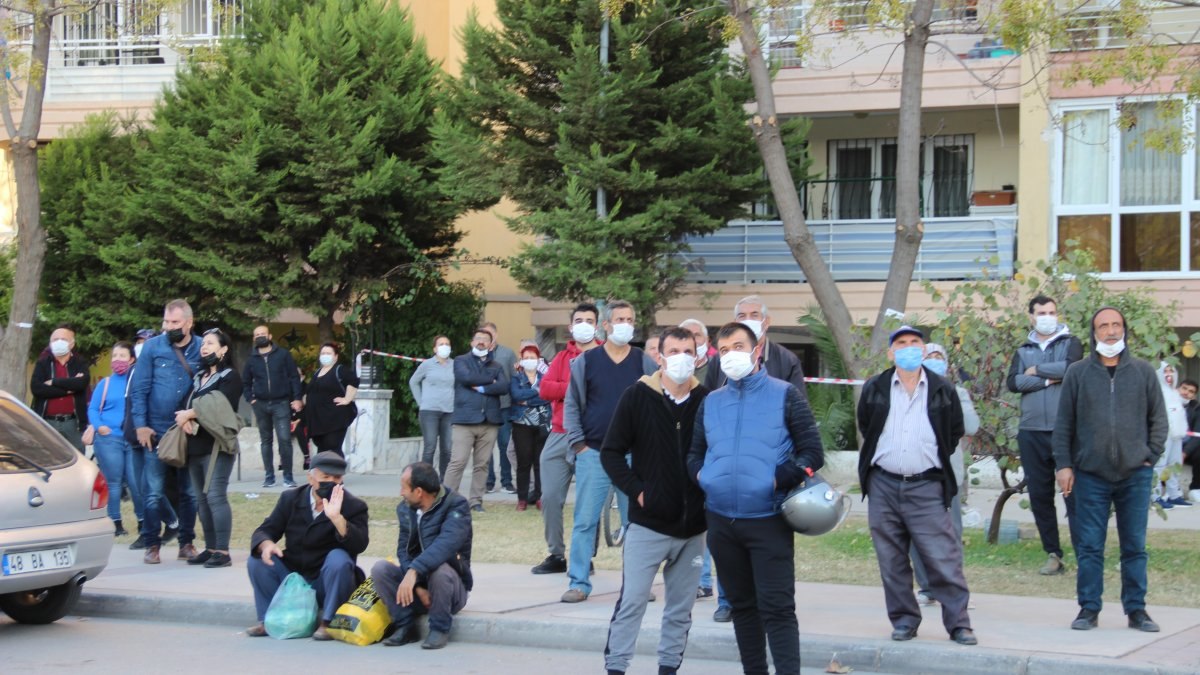 İzmir'de yıkılan binayı böyle izlediler