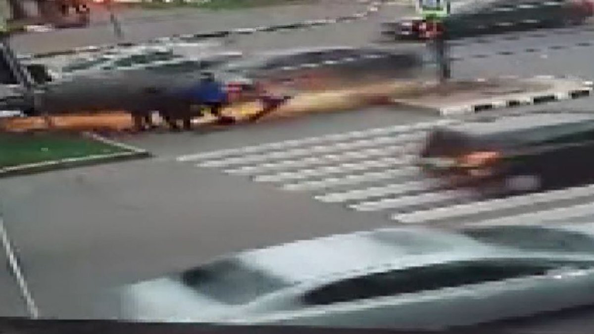Ukrayna’da araç kırmızı ışıkta bekleyen yayalara çarptı