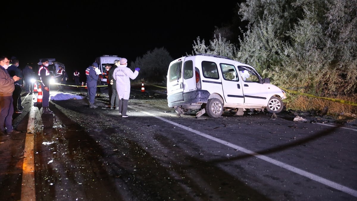 Nevşehir'de ambulansı sollamak isteyen araç kaza yaptı: 4 ölü