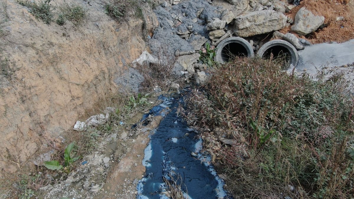 Sultangazi'de mavi ve siyah akan derenin Alibeyköy Barajı'na ulaştığı iddia edildi