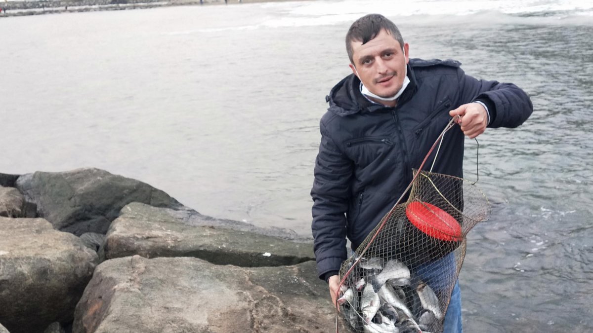 Ordu'da yırtılan kafesten 2 ton balık denize döküldü: Oltasını alan sahile koştu