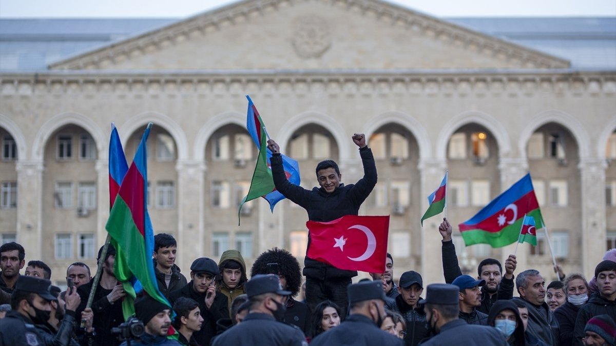 AB: Dağlık Karabağ'da çatışmaların durmasından memnuniyet duyuyoruz