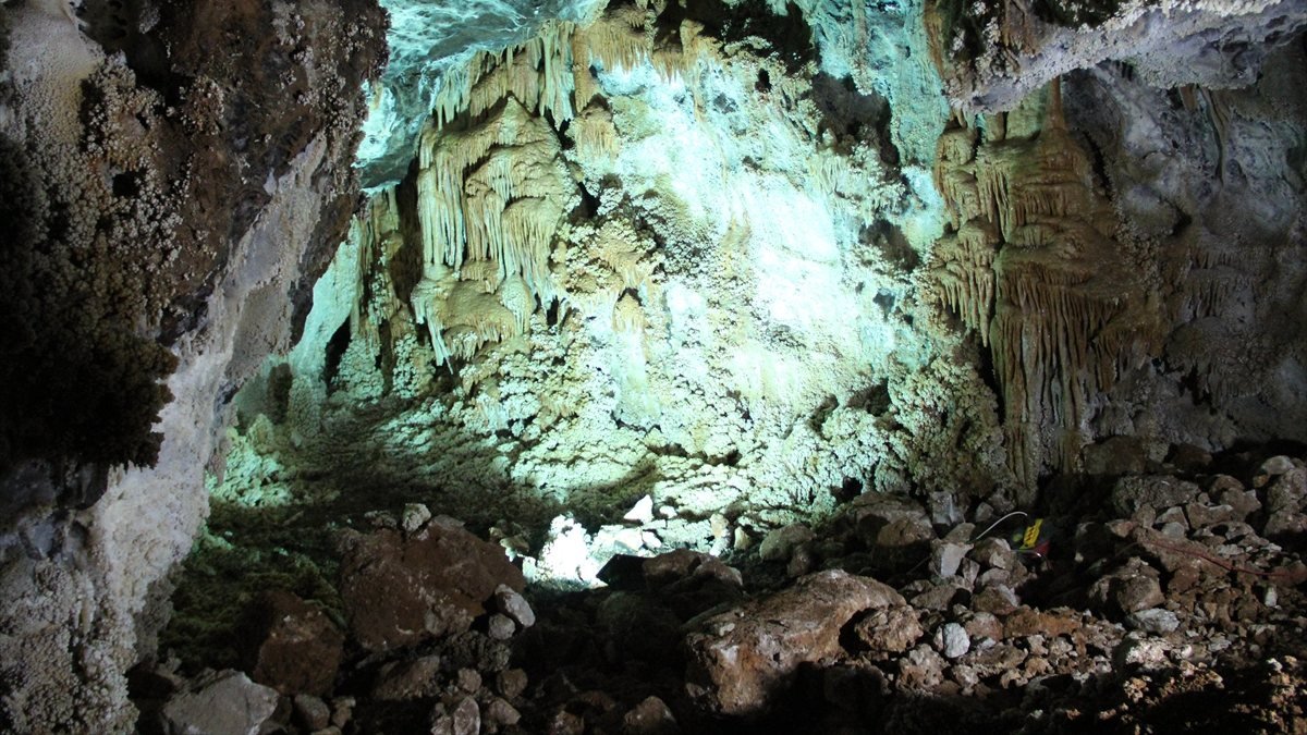 Yozgat'ta sarkıt ve dikitli yer altı mağarası bulundu