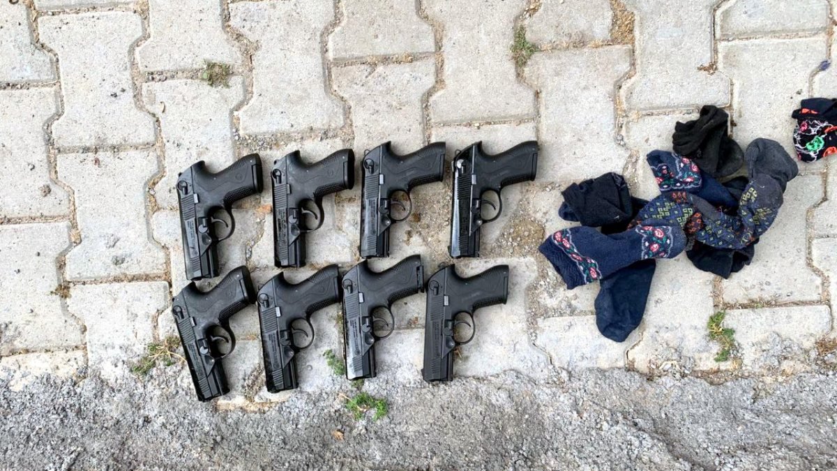 Gaziantep'te araziye atılan çorapların içinden 8 tabanca çıktı