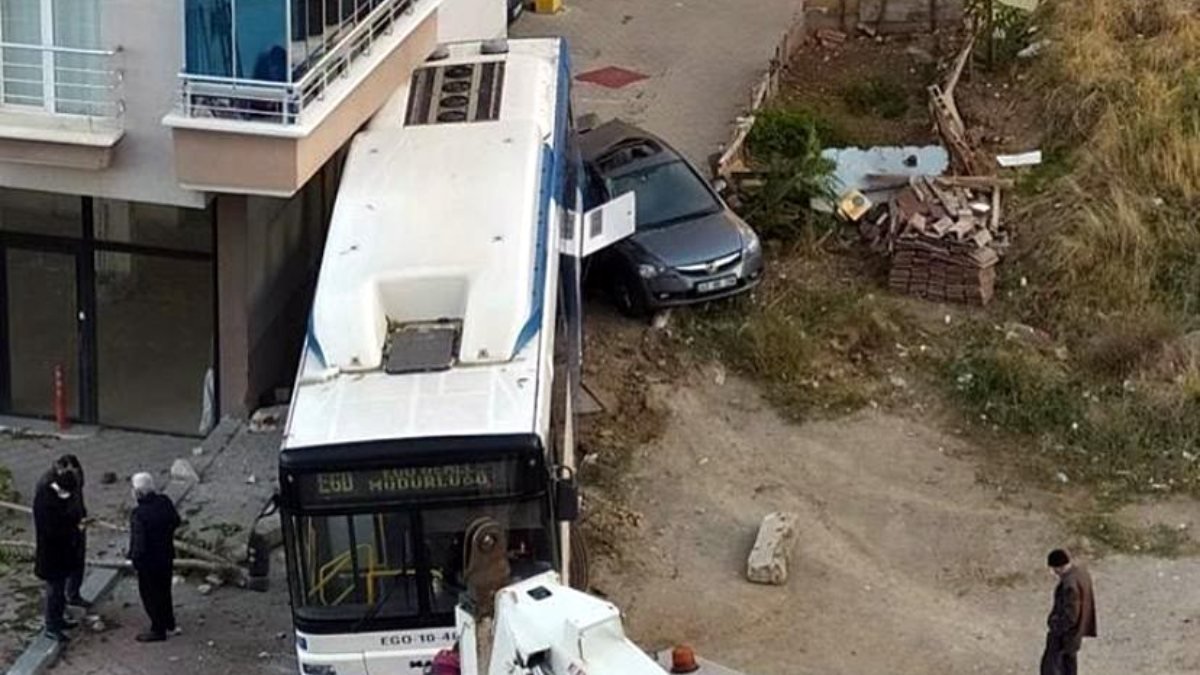 Ankara'da freni boşalan belediye otobüsü apartmana çarptı