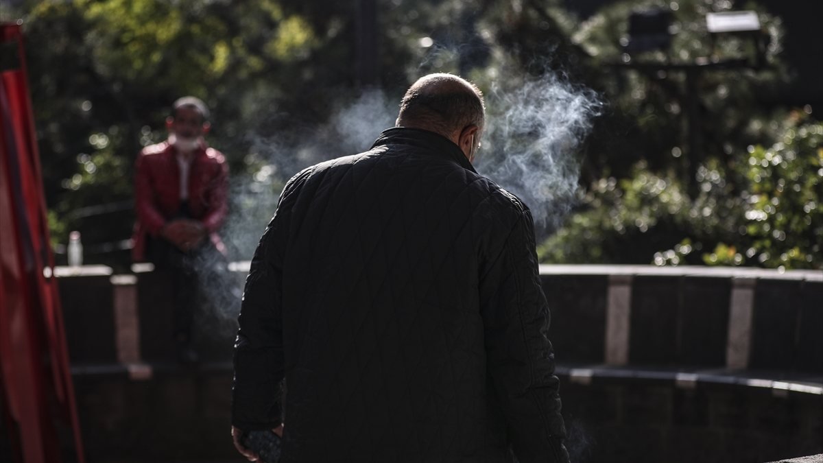 Ankara'da, kamuya açık alanlarda sigara içmek yasaklandı