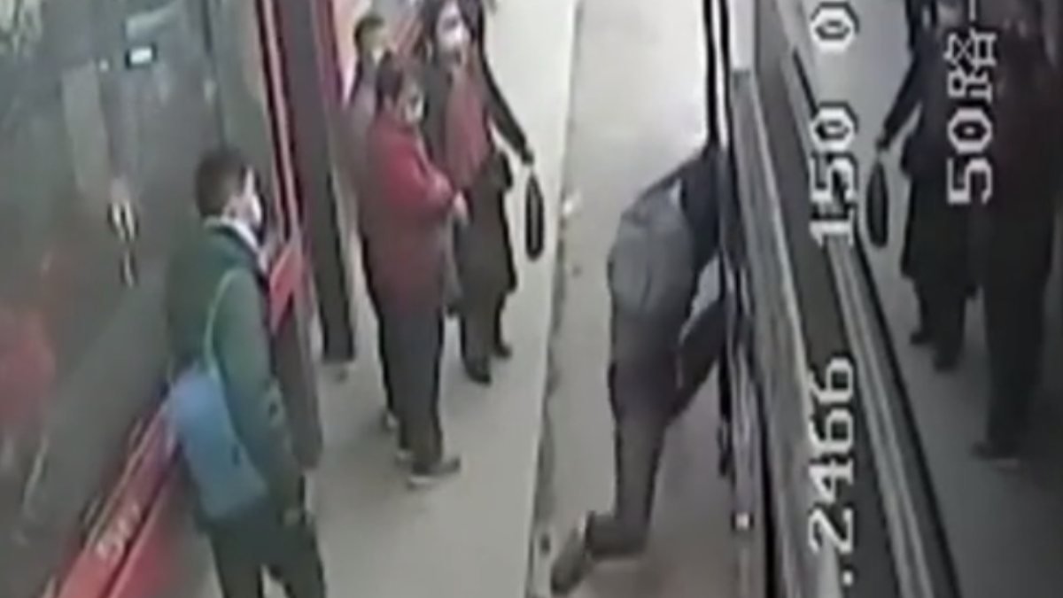 Çin'de kaçmaya çalışan hırsızın kafası otobüsün kapısına sıkıştı