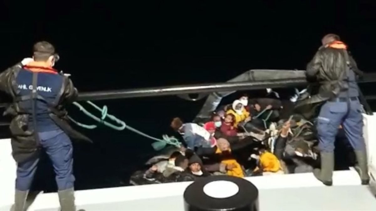 İzmir'de 46 sığınmacı kurtarıldı