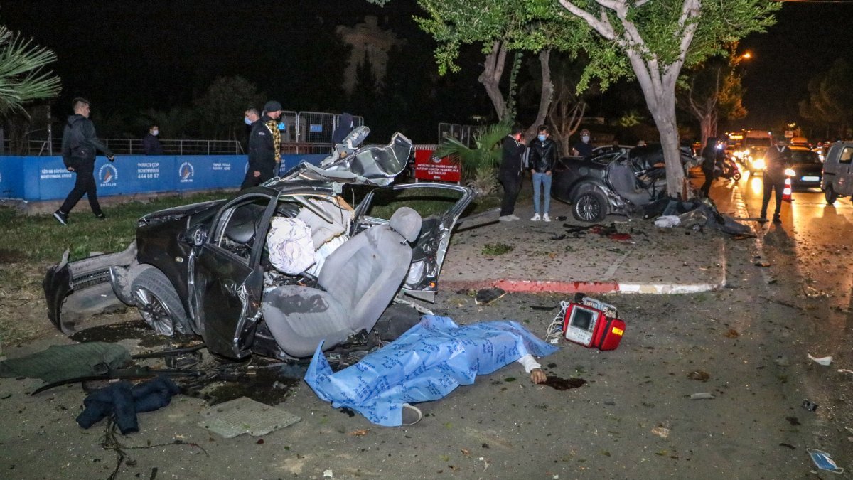 Antalya’da makas atan otomobil ikiye bölündü: 1 ölü, 1 yaralı