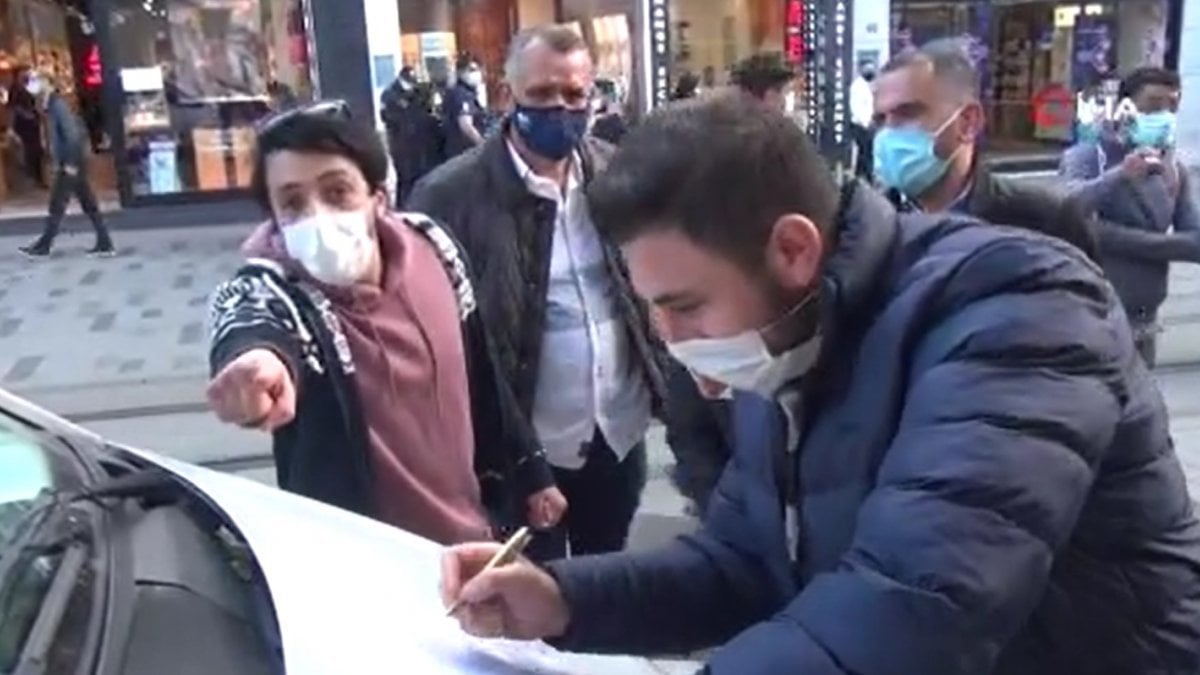 Taksim'de maske takmayan turistlere ceza kesildi
