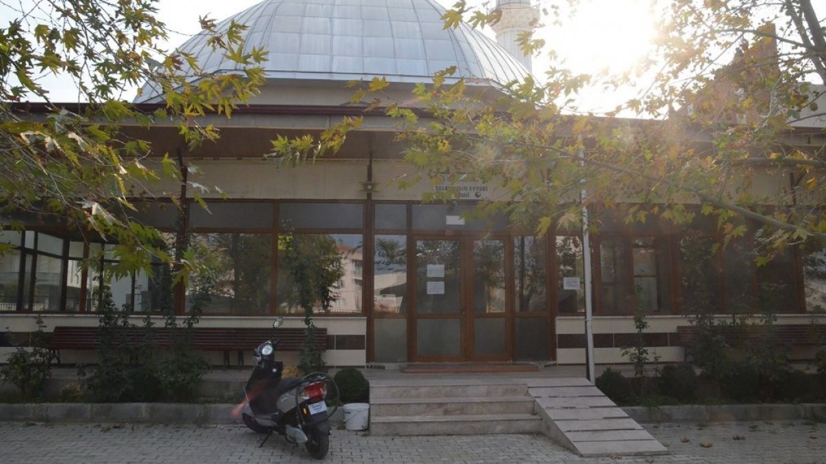 Manisa'da erkek bebek cami avlusuna bırakıldı