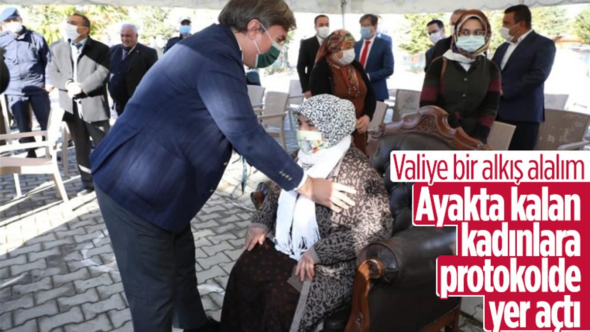 Vali Hamza Aydoğdu, ayakta kalan kadınlar için protokol koltuğunda yer açtı