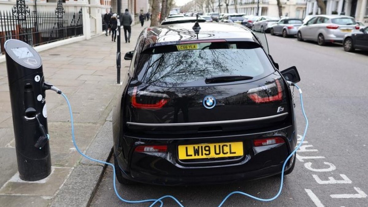 İngiltere, 2030’da benzinli ve dizel araçları yasaklıyor