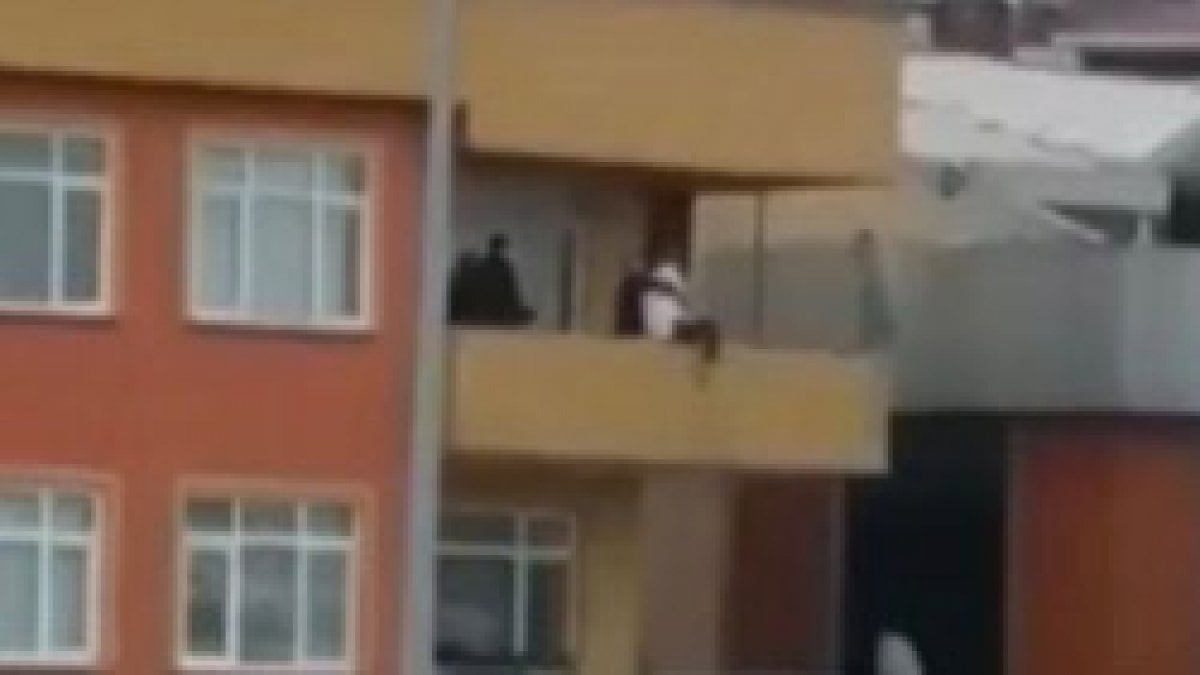 Pendik'te intihar için balkona çıkan kadını polis kurtardı