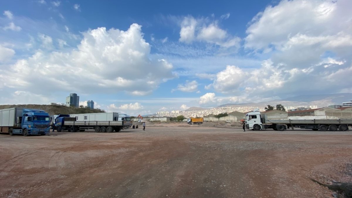 İzmir'de depremzedelere yapılan konteyner kentin çalışmaları sürüyor
