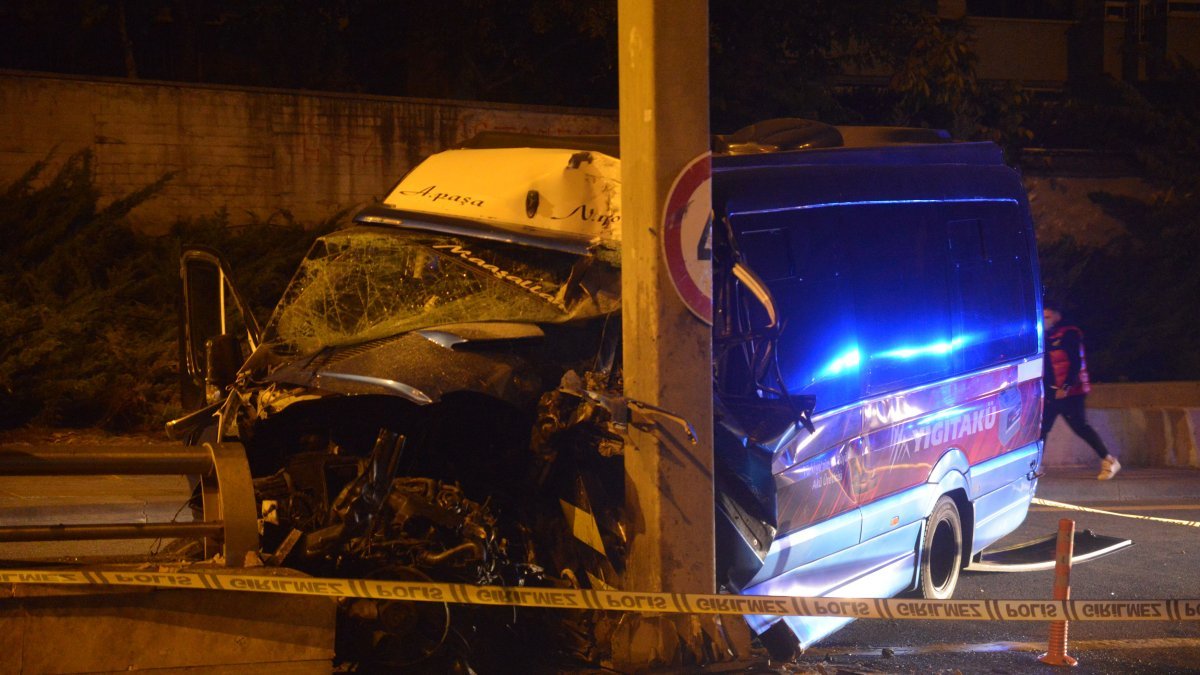 Ankara'da yolcu minibüsü yön levhası direğine çarptı: 1 ölü, 1 yaralı