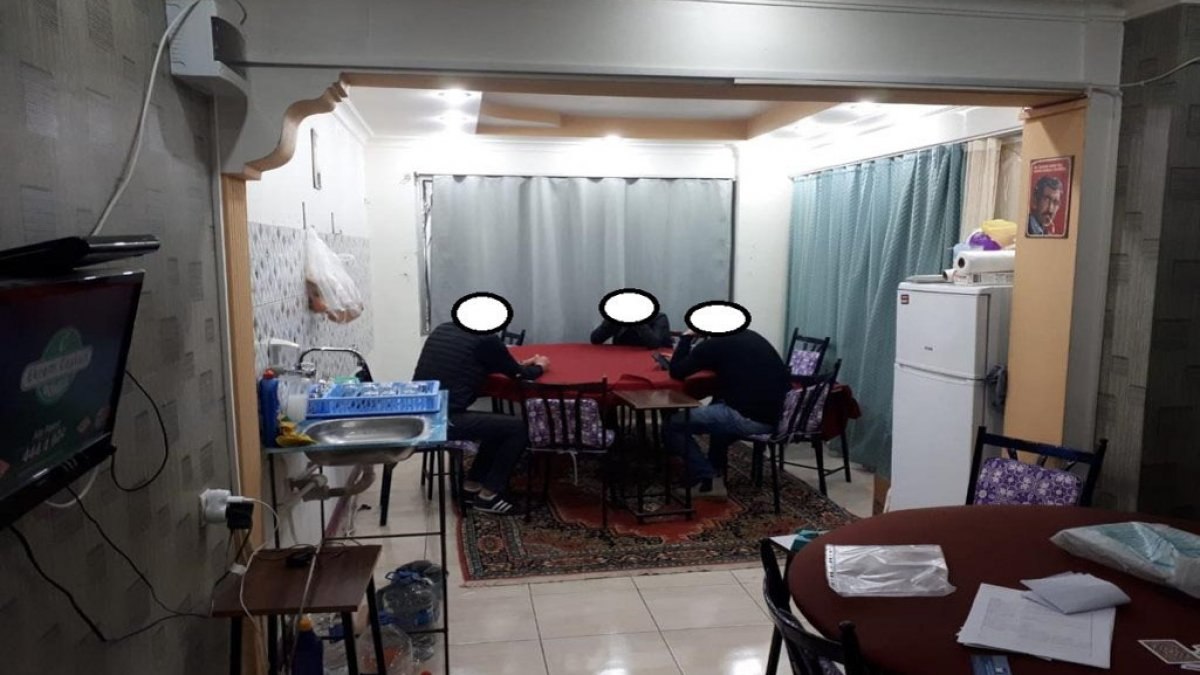 Denizli'de kumar oynayıp, sosyal mesafeye uymayan 22 kişiye ceza yağdı