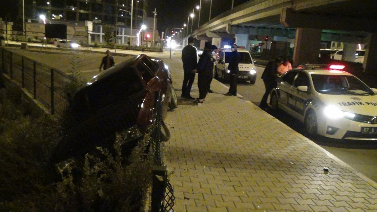 Antalya'da sürücüyü dereye uçmaktan tel çitler kurtardı