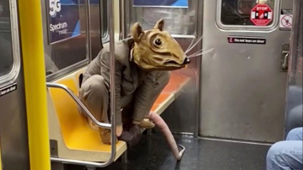 New York metrosuna fare kostümüyle binen sanatçı