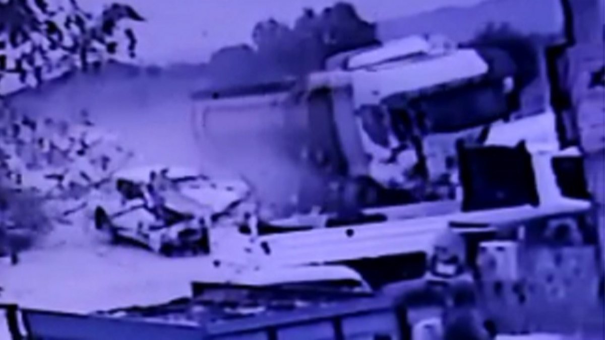 İzmir'de kontrolden çıkan harfiyat kamyonu 11 araca çarptı