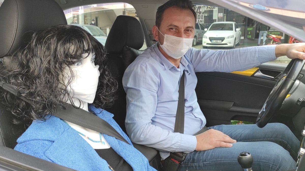 Düzce'de taksicinin koronavirüs önlemi: Cansız manken