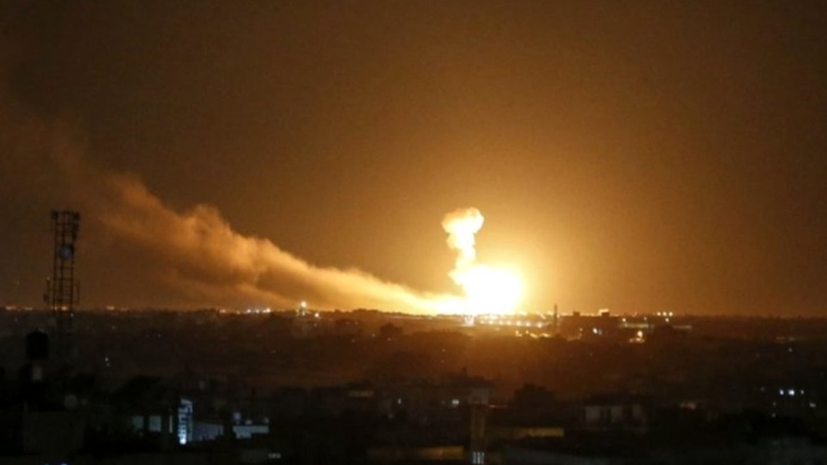 İsrail, Suriye ve İran'a ait askeri hedeflere saldırdı
