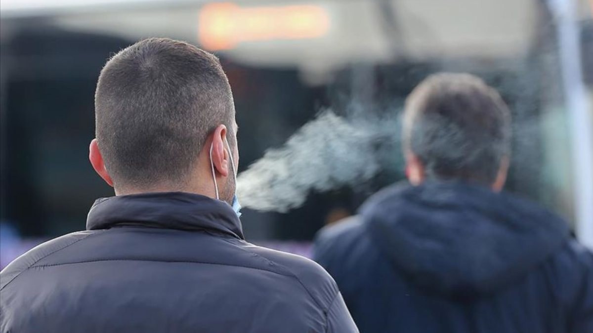 Sigara içerken üflenen hava, koronavirüsün bulaşma riskini artırıyor