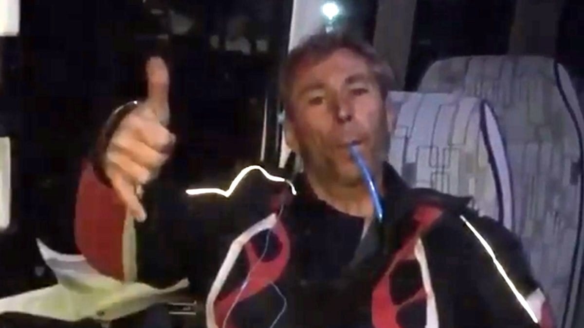Antalya'da minibüse binip, pipetle bira içti