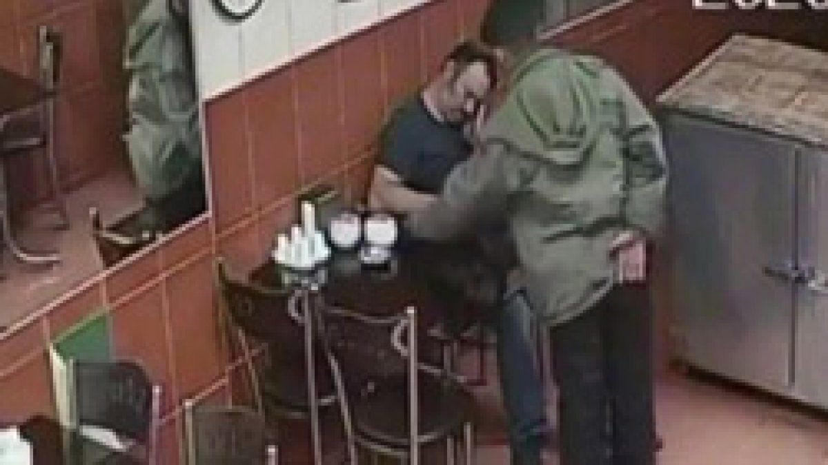 İzmir'de sandalyede uyuyan pastane çalışanı, telefonunu hırsıza kaptırdı