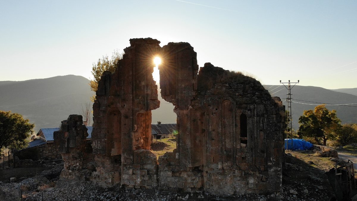 Tunceli'de definecilerin talan ettiği kilise, turizme kazandırılmak isteniyor